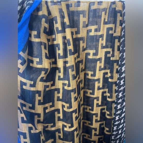 Printed viscose scarf - Picture 3 of 7